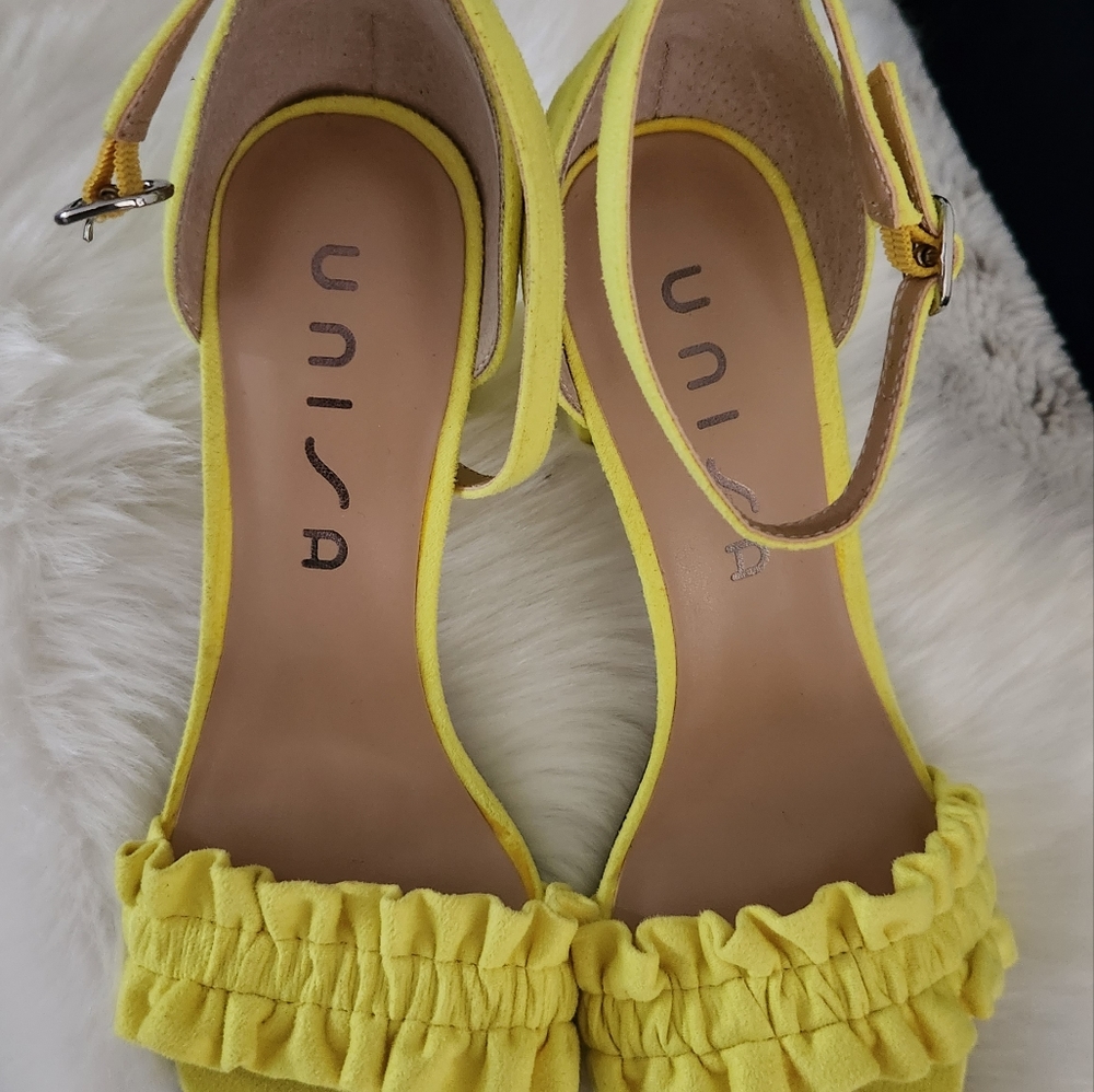 NWOT!! Bright yellow lime green sandals with heel. - Picture 4 of 5